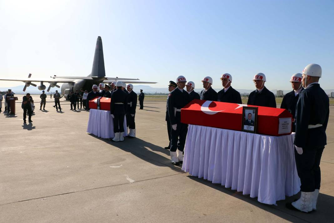 Uçak kazasında şehit olan 2 albay için komutanlıkta tören - Resim: 4